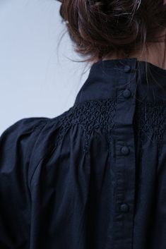 Smock Blouse, Neue Outfits, Look Plus, Fashion Details, Black Blouse, A Black, Her Hair, Shirt Design, The Back