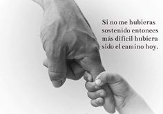 two hands holding each other over a white background with the words in spanish above it