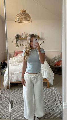 Comfy Class Fits, How To Style Cream Sweatpants, Outfits For Dress Code, Cute Fits With Sweatpants, Basic Comfy Outfits, Aesthetic Comfy Outfits, Summer Outfits Basic, Outfit With White Pants, Comfy College Outfit