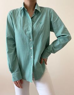 Super chic sporty casual Gant cotton shirt, in bright green and white check. Looks amazing on! Perfect condition! size XS-M , depending on the desired fit. 100% cotton our model is petite - size XS and the shirt is not pinned on her. The price includes professional cleaning service and free international shipping. Note: If you have any additional questions about the sizing and measurements of the items, please DM me! *all items have been professionally cleaned and ready to wear! Most of the item Cotton Grid Pattern Button-up Shirt, Casual Cotton Tops With Grid Pattern, Classic Green Shirt For Work, Preppy Plaid Cotton Top, Classic Green Collared Blouse, Green Cotton Button-up Tops, Casual Kelly Green Long Sleeve Top, Preppy Cotton Shirt, Plaid Cotton Preppy Shirt