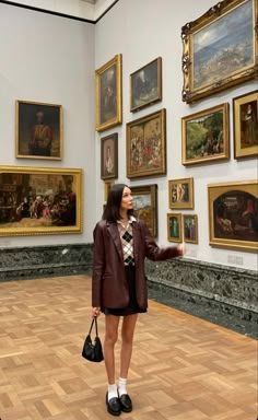 Outfits perfectos para un fin de museos | Es la Moda Dinner In Paris Outfit, London Outfit Ideas Fall, Museum Outfit Ideas Casual, Museum Photography, Outfits 90s, Paris Outfits, Foto Art