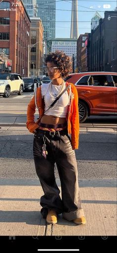 Bohemian Tomboy Style, How To Style Street Wear, Y2k Outfits 2023, R&b Style Fashion, Chic Y2k Outfits, Brown Baggy Outfit, Mystic Style Fashion, Summer Tom Boy Femme, Streetwear Fashion Poses