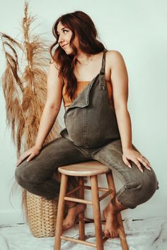 Boho maternity overalls photography pregnant Maternity Poses Indoor, Overall Maternity Shoot, Midsize Maternity Photoshoot, Maternity Photo Shoot Ideas Minimalist, Chair Maternity Photos, Dungaree Maternity Photoshoot, Maternity Photography Ideas Indoor