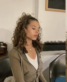 Zaargoedemans Outfits, Curly Hair Professional Hairstyles, Curly Girl Outfits, Outfits For Curly Hair, Curly Hair Outfits, Curly Hair Inspo Hairstyles, Cool Curly Hairstyles, Curly Aesthetic, Curly Hair Cut