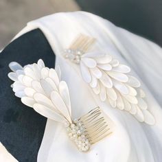 ELISA DESIGN EXCLUSIVE WEDDING COLLECTION.. Angel wings bridal hair clip,angel wings bridal headpiece,bridal accessories,wedding accessories,hair vine,hair clip,pearls hair clip Elegant and romantic.. We try to stretch the limits of your dreams. This headpiece, which we designed with special resin and crystal beads, will make you feel like a dream. It is made with quality materials and is completely handmade. Measurement : app.20 cm(7,8 ")end to end for each pieces. -Gold,rose gold and silver av Angel Wings Hair, Pearls Hair, Custom Crown, Wedding Barrettes, Headpiece Bridal, Bridal Hair Clip, Pearl Hair Clip, Exclusive Wedding, Accessories Wedding