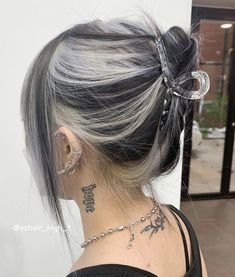 White Hair Highlights, Black White Hair, Skunk Hair, Hair Color Streaks, Hair Streaks, Blending Gray Hair, Low Lights Hair, Peinados Fáciles Para Cabello Corto, Hair Color For Women