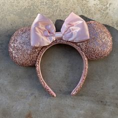 Official Disney Parks Sparkle Minnie Ears Rose Gold New With Product Tag Attached Disney Questions? Leave A Comment Below! Rose Gold Mickey Ears Outfit, Disney Outfits Pink Ears, Floral Minnie Ears, Giraffe Ears, Disney Questions, Disney Ears Rose Gold, Minnie Mouse Mug, Disney Junior Mickey Mouse, Mickey Mouse Hat