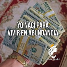 a person holding money in their hand with the words yo naci para vivir en abundance