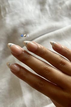 Aesthetic French Tip Nails Coffin, Cute Neutral Nails With Design, White Nail Almond Design, Easy Nail Inspo Almond, Hoco Nails Flowers, Simple Nail Designs Short Nails Oval, Simply Almond Nails, College Nails Ideas Simple, Bday Gel Nails