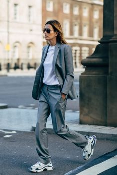 Oversized Tailoring, Oversized Blazers, London Fashion Week Street Style, London Fashion Weeks, Grey Suit, Popsugar Fashion, Bold Patterns, Street Style Trends