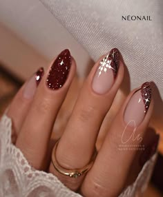 Festive Glitter Nails, Trending Christmas Nails 2023, Winter Festive Nails, Red Nail Christmas Designs, Christmas Nails Gold And Red, Red Gold Christmas Nails, Red Festive Nails, December Nails Christmas Xmas, Almond Nails Christmas Designs