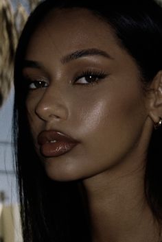 Dark Feminine Makeup On Brown Skin, French Makeup Dark Skin, Id Photo Makeup Inspiration, Natural Lashes Makeup, Sade Makeup Aesthetic, Dark Feminine Everyday Makeup, Brazilian Makeup Look, Everyday Makeup Aesthetic, Dark Brown Lipstick Makeup