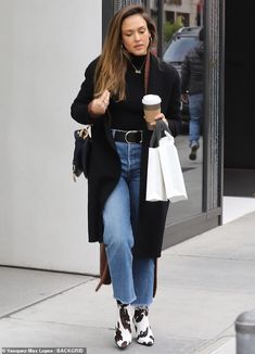 Long Black Cardigan Outfit, Print Boots Outfit, Jessica Alba Style, Black Duster, Jeans Street Style, Boot Print, Fashion Victim, Dark Angel, Jessica Alba