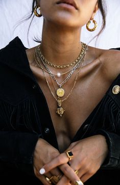 Bold Jewelry Outfits, Gold And Silver Jewelry Together, Child Of Wild, Figaro Chain Necklace, Hairstyles Women, Stacked Necklaces, Coin Pendant Necklace, Double Chin, Jewelry Lookbook