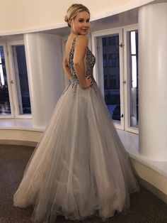 Silueta: una línea
Cintura: Natural
Longitud de la manga: sin mangas
Tejido: tul
Color mostrado: gris plateado
Sujetador integrado: sí A-line Homecoming Gown With Sweep Train, A-line Evening Dress With Sweep Train For Homecoming, A-line Tulle Evening Dress For Homecoming, A-line Gown With Sweep Train For Homecoming, A-line Tulle Ball Gown For Prom Season, Illusion Neckline Evening Dress For Prom And Homecoming, Sleeveless Tulle Evening Dress With Sweep Train, A-line Embellished Prom Evening Dress, Homecoming Tulle Evening Dress With Sweep Train