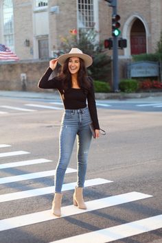 Branson Outfit Ideas, California Style Outfits Fall, Casual Date Day Outfit Winter, Park City Outfits Fall, Fall In Mexico Outfit, Outfit Ideas California Fall, Winter Body Suit Outfit, Outfit Inspo With Hat, Summer To Winter Outfits