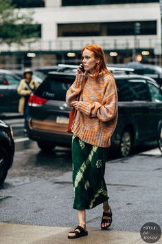 It girls - Vestidos - Vestidos - Outono - Street Style Popsugar Fashion, Street Fashion Photography, Outfit Trends, Winter Mode, Fashion Week Street Style, Mode Vintage