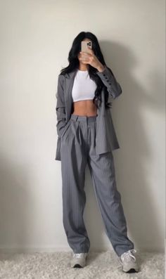 Elegant Minimalist Outfit Aesthetic, Minimalist Style Inspiration, Fits And Bits, Villain Era Outfits, Comfortable Style Outfits, Tomboy Girly Outfits, Cute Minimalist Outfits, Grey Outfit Aesthetic, Korean Streetwear Fashion Women