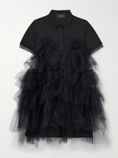 Simone Rocha’s Fall ’24 collection is filled with voluminous pieces in stark black that pay homage to the mourning dress worn by Queen Victoria in 1894. This memorable style combines a preppy cotton-jersey polo shirt with layers of frothy tulle along the mini skirt. Simone Rocha Outfit, Dark Beauty Fashion, Tulle Ruffles, Tulle Mini Dress, Tulle Skirts, Fall 24, 60 Fashion, Exclusive Dress, September 2024