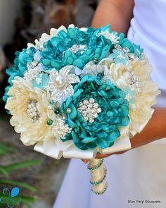 a bride's bouquet is shown on the web page for her wedding photos and videos