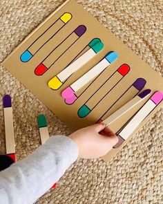 Peg Activities Preschool, Ideas For Kids Activities, Toddler Fine Motor Activities, Creative Curriculum Preschool, Hand Art Kids, Montessori Activity, Montessori Toddler Activities, Montessori Ideas