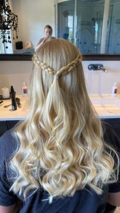 not mine Hoco Hairstyles, Dance Hairstyles, Peinados Fáciles Para Cabello Corto, Hair Stylies, Hair Stylist Life, Easy Hairstyles For Long Hair, Aesthetic Hair