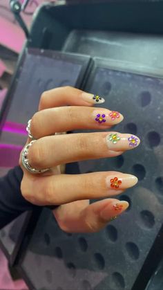 Almond Nail With Rhinestones, Flower Jewel Nails, Rhinestone Nails Flower, Short Nail Designs With Diamonds, Almond Nails Designs Charms, Spring Nails Y2k, Flower Gem Nail Designs, Gem Pedicure, Diamond Flower Nails