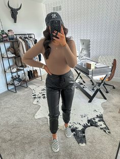 Leather Joggers Outfit Fall, Checkered Shoes Outfit, Leather Joggers Outfit Winter, Black Leather Joggers Outfits, Joggers Outfit Winter, Jogger Pants Outfit Winter, Joggers Outfit Fall, Leather Pants Outfit Black