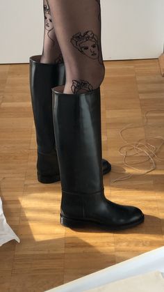 Flat Boots Outfit, Future Style, Street Design, Classic Shoes, Flat Boots, Boots Outfit, Fall Outfit, Fitness Inspo, Knee High Boots