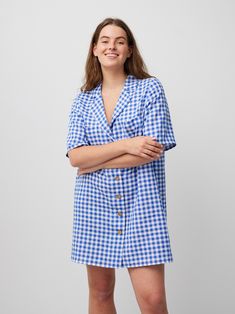 "IDA is a short sleeve linen bowling mini shirt dress. DETAILS - Short sleeve - Label collar - Mini length - Small coconut buttons closure - 100% lightweight European linen fabric - Cut and sewn to order just for you in our studio COLOR - Gingham Blue, you can also choose other colors above - Fabric samples are available here https://www.etsy.com/listing/586569696/linen-fabric-samples SIZING & FIT - Relaxed, loose fit - Model is 5'6\" / 172 cm and wearing a size M CARE FOR LINEN - Machine wash up to 30ºC/86ºF gentle cycle - Lay flat to dry or tumble dry low - Warm iron if needed - Do not bleach SIZE GUIDE Size conversion guide Size XS (US 0-2, IT 36-38, UK 4-6, Japan 3-5, France 32-34) Size S (US 4-6, IT 40-42, UK 8-10, Japan 7-9, France 36-38) Size M (US 8-10, IT 44-46, UK 12-14, Japan 11 Shirt Dress Short, Linen Slip Dress, Linen Crop Top, Linen Tank Top, Linen Crops, Linen Tank, Linen Shirt Dress, Handmade Clothing, Dress Short Sleeve