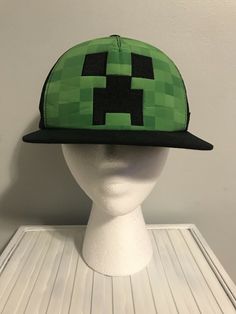 Preowned Minecraft Creeper Youth SnapBack Flat Brim Bill Hat Manufacture: Minecraft Primark Color: Green and Black Size: fits Youth Children ***preowned item*** minor scratches and stains due to age and storage *** Please see photos for condition *** Happy Bidding!!! Scene Hat, Cryptidcore Outfit, Minecraft Hat, Scene Accessories, Scene Outfits, Clothing Pieces, Red Velvet Joy, Green And Black, Christmas Wishlist