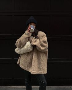 Sweater Collar, Lazy Style, Off Shoulder Sweater, Cold Weather Outfits, Autumn Style, Street Style Chic, Style Crush, Looks Style, Street Style Outfit