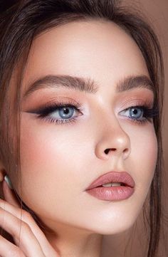 We have collected wedding makeup ideas for blue eyes. These looks will make your blue eyes shine and sparkle, no matter what shade they are. Pink Makeup Looks, Wedding Makeup For Blue Eyes, Wedding Eyes, Soft Eye Makeup, Mekap Mata, Wedding Eye Makeup, Classy Makeup