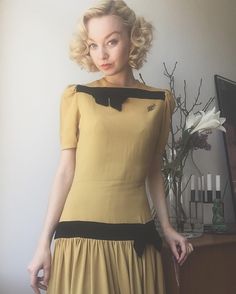 30's-40's fashion enthusiast Ida Cathrine - 1940s drop waist dress in mustard and velvet  #1930s #1940s #vintage Vintage Outfits 60s, 40's Fashion, Vintage Outfits Classy, Mustard Dress, Vintage Outfits 90s, Velvet Bows, Mustard Dressing, Clothes Vintage