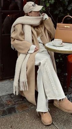 Ugg Boots Outfit, Cosy Outfit, Classy Winter Outfits, Outfit Chic, Uggs Outfit, Elegante Casual, Paris Outfits, Brunch Outfit, Coat Outfits