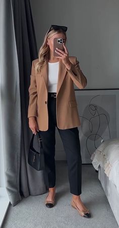 Work Outfits Women Masculine, Tan Blazer Business Casual, Oversized Blazer Outfit Business Casual, Business Casual Dresses For Women Fall, Business Casual Patterned Pants, Business Accessories Woman, Autumn Office Outfits Women 2023, Work Flight Outfit, Hiring Event Outfit