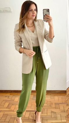 Khaki Blazer Outfit Women, Business Formal Outfit, Spring Business Casual, Fashion Show Dresses, Lawyer Fashion, Look Office, Everyday Casual Outfits, Sophisticated Outfits