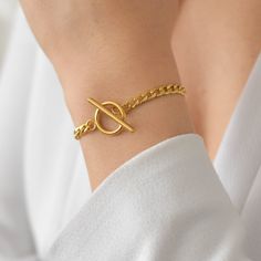 "This bracelet features an over-sized toggle on a gold chain that measure 5 mm wide and can be made to fit your wrist snugly. Be sure to measure your wrist if you are going for a tight fit like the model who is wearing the 5.75 inches. Otherwise, the standard length at department stores for women's bracelets is 7 inches. 18K gold-plated stainless steel features a deeper, more saturated yellow color compared to 14K gold filled items. tarnish-resistant, water-resistant, and hypoallergenic. ------- Simple Gold Bracelet, Gold Bracelet Simple, Gold Chain Bracelet, Vintage Bohemian Style, Bracelet Simple, Gold Armband, Moda Chic, Bracelet Chain, Couple Jewelry