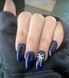 Gel Nail Designs Dark Blue, Nails For New York City, Gel Nail Ideas Almond, Hoco Nails Dark Blue, Navy Sweater Nails, Denim Blue Nails Ideas, January Themed Nails, Nails Acrylic January Colors