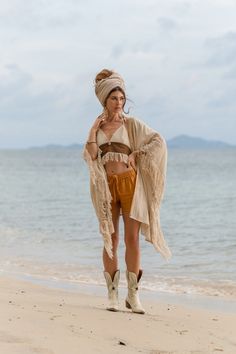 Quimono flecos unisex - Etsy Argentina Oversized Bohemian Shawl For Spring, Hippie Poncho With Tassels, Bohemian Beige Shawl With Fringe, Beige Bohemian Shawl With Fringe, Fringe Poncho For Vacation, Fringe Poncho For Summer, Oversized Bohemian Shawl With Fringe, One Size Vacation Kimono With Tassels, One Size Tassel Kimono For Vacation