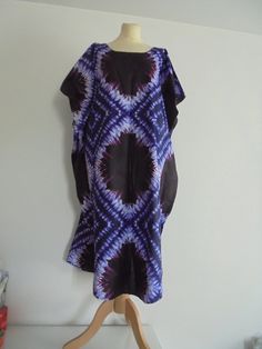 You will appreciate its lightness this summer or its comfort at home all year round. Large dress, easy to wear in hand-dyed batik-style cotton. Round neckline with small sleeves Size 44 to 48 Purple blue length 130cm chest circumference 170cm purple/brown 134 cm 159 cm hip circumference 160 cm Purple/Brown 2 T 42/44 Length 108 cm chest circumference 144 cm Blue Cotton Kaftan With Batik Print, Casual Blue Batik Print Kaftan, Blue Casual Kaftan With Batik Print, Casual Blue Kaftan With Batik Print, Blue Natural Dye Summer Kaftan, Boubou Dress, Motif Batik, Batik Pattern, African Style