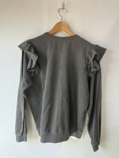 Clare V. Grey Ruffle Sweatshirt L in excellent condition. Great for running around town or lounging around. Very soft and has a nice cozy weight to it while still being breathable. Made in Los Angeles, USA. 100% cotton. Machine wash cold. Marked size L. Approx. Measurements: Underarm to underarm: 24" Length: 23" Casual Cotton Sweater With Ruffles, Casual Ruffled Sweatshirt For Fall, Casual Ruffled Crew Neck Sweatshirt, Casual Long Sleeve Ruffled Sweatshirt, Casual Long Sleeve Ruffle Sweatshirt, Winter Crew Neck Tops With Ruffles, Winter Tops With Ruffles And Crew Neck, Gray Casual Ruffled Tops, Casual Crew Neck Sweater With Ruffles