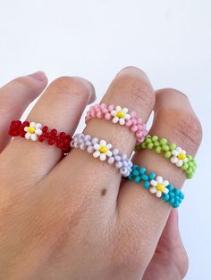 Beaded Daisy Rings - Etsy Seed Bead Flower Ring Tutorial, Ring Ideas Beads, Bead Rings Ideas, Daisy Ring Beads, Beaded Rings Ideas, Diy Rings Beads, Bracelet Ideas Flower, Seed Bead Ring Patterns, Beads Ring Ideas