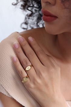 STANDARD ∙ SIGNET ∙ R I N G D E T A I L S A classic oval/circle ring with your actual handwriting   * Material: Sterling Silver, 14K Gold Filled , 14K Rose Gold Filled or 14K solid gold  (Gold Filled is made of thick 14k gold or rose gold layered on .925 sterling silver.) * Oval size: 11x7mm * Circle Size: 10mm This ring can be customized with your actual handwriting or signature. Maximum 1-3 word on this necklace. You can send us the picture of handwriting via Etsy conversation If you have any Circle Ring, Recycled Sterling Silver, Style Expert, Signet Ring, Gold Gold, Mother's Day Gift, Ring Gift, Gold Vermeil, Personalized Jewelry