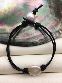 "Quantity: 1pc Production Method: handmade Materials: genuine freshwater pearl,genuine leather cord Pearl Color: purple Pearl Shape: Big Coin Pearl Quality: good,AA+ Necklace Length: select option,custom to make Back to Other Jewelry Section 01: \"Tahitian,Akoya,Sea Pearl\" Section: https://www.etsy.com/shop/WenPearls?section_id=15806339 02: \"Potato/Near Round Pearl\" Section: https://www.etsy.com/shop/WenPearls?section_id=16378067 03: \"Round Pearl\" Section: https://www.etsy.com/shop/WenPearl Aa Necklace, Leather Pearl Bracelet, Leather Pearl Jewelry, Diy Jewelry Making Tutorials, Candle Crafts Diy, Pearls Bracelet, Pearl Fashion, Beaded Jewlery, Jewelry Pearl