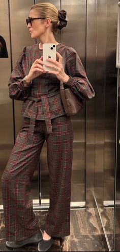 Kelly Rutherford Style, Lily Van Der Woodsen, Kelly Rutherford, Mum Fashion, Fall Fits, Style Crush, Mom Outfits, Fashion Poses, Preppy Style