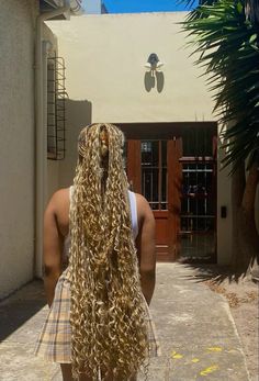 Protective Hairstyles Braids Blonde, Blond Braids On Black Hair, Blonde Braid Colors, Blonde Hair Color Ideas Braids, Blonde Hair Black Women Outfits, Mixed Color Goddess Braids, Blond Braids Hairstyles, Goddess Braids Different Colors, Brown And Honey Blonde Goddess Braids