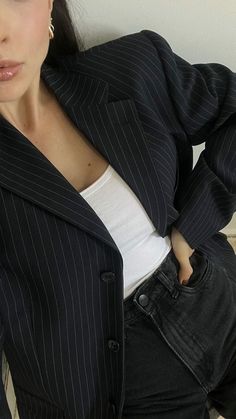 Black Blazer Outfit Casual, Blazer Outfit Casual, Long Sleeves Outfit, Casual Outfit Aesthetic, White Tops Outfit, Blazer Outfits Casual, Pinstripe Blazer, Long Sleeve Outfits, Makijaż Smokey Eye