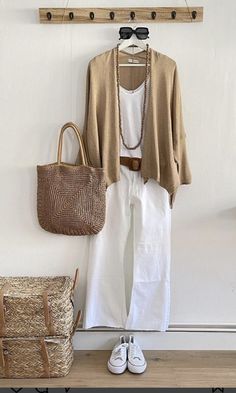 Outfits With White Pants, Mode Over 50, White Pants Outfit, Stylish Outfits For Women Over 50, Summer Outfits Women Over 40, Over 60 Fashion, Cut Dress, 60 Fashion