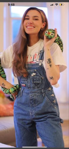 Woman In Overalls, Causual Outfits, Fashion People, Girls Denim, Celebrity Outfits, Character Outfits